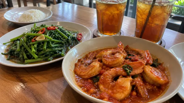 Illustration: chilli prawns and kangkung with iced tea