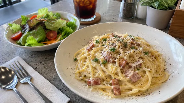 Illustration: spaghetti carbonara with side salad