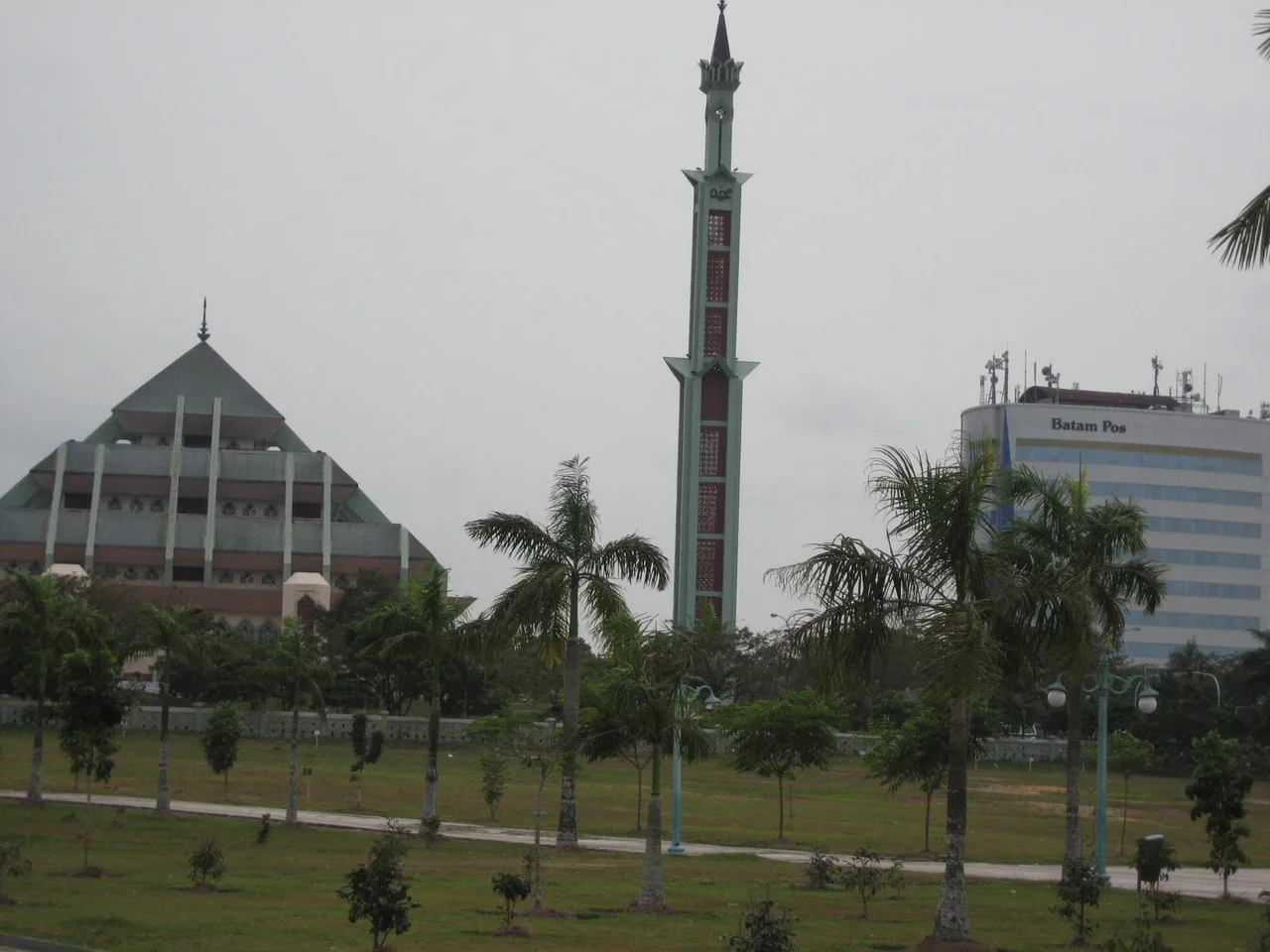Batam Grand Mosque (Masjid Raya Batam), Batam — real photo: Batam Centre Grand Mosque, Batam, Indonesia