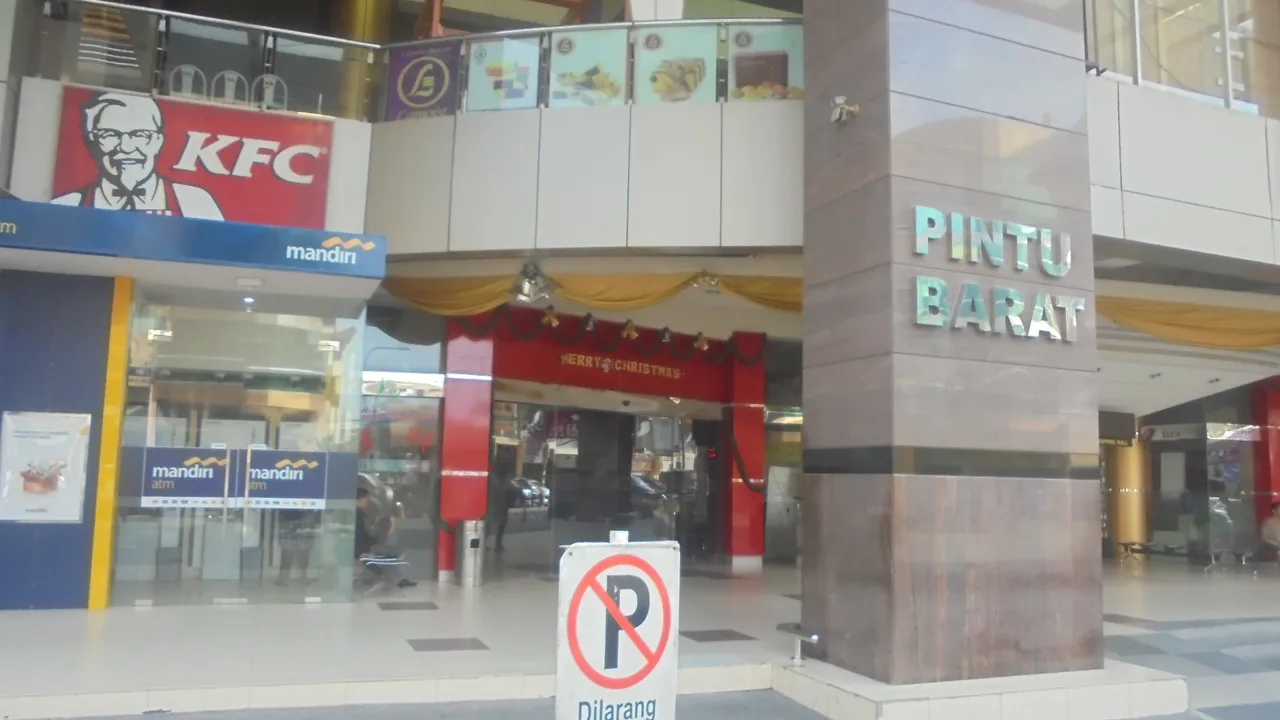 Nagoya Hill Shopping Mall, Batam — real photo: Nagoya Hill Mallの入り口。同モールには、日本や世界でおなじみのチェーン店が何社か入っている。